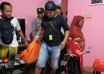 EVAKUASI: Polres Kendal mengevakuasi jasad pasutri yang diduga tewas akibat masalah utang piutang di Dusun Traju, Desa Manggungsari, Kecamatan Weleri, Kabupaten Kendal pada Jumat, 7 April 2023. (Arvian Maulana/Lingkarjateng.id)