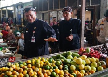 MONITORING: Pj Bupati Pati, Henggar Budi Anggoro saat memantau harga bahan pokk di Pasar Puri belum lama ini. (Istimewa/Lingkarjateng.id)