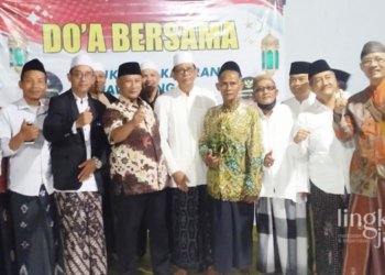 SINERGISITAS: Pj Bupati Pati Henggar Budi Anggoro (keempat dari kiri paling depan) foto bersama para kyai, ustadz, dan umara dalam acara doa bersama yang diinisiasi Forum Kyai Kampung. (Khairul Mishbah/Lingkarjateng.id)