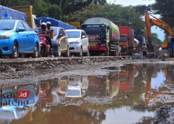 MACET PARAH: Perbaikan jalan di Jalur Pantura turut Desa Raci, Kecamatan Batangan, Kabupaten Pati serta bahu jalan becek karena hujan menyebabkan kemacetan parah pada Senin, 3 April 2023. (Istimewa/Lingkarjateng.id)