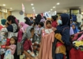GEMBIRA: Raut Bahagia anak yatim, piatu dan dhuafa binaan Yayasan Subur Makmur Sejahtera saat diajak belanja baju lebaran pada Rabu, 19 April 2023. (Istimewa/Lingkarjateng.id)
