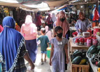 SESAK: Pengunjung Pasar Lasem, Kabupaten Rembang mulai membludak jelang Idulfitr 1444 Hijriah. (R. Teguh Wibowo/Lingkarjateng.id)