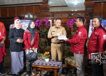 KOLABORASI: Penjabat (Pj) Bupati Jepara Edy Supriyanta mendapat kejutan kue ulang tahun dari tim Lingkar Media Group usai melaksanakan talkshow pada Senin, 10 April 2023. (Tomi Budianto/Lingkarjateng.id)
