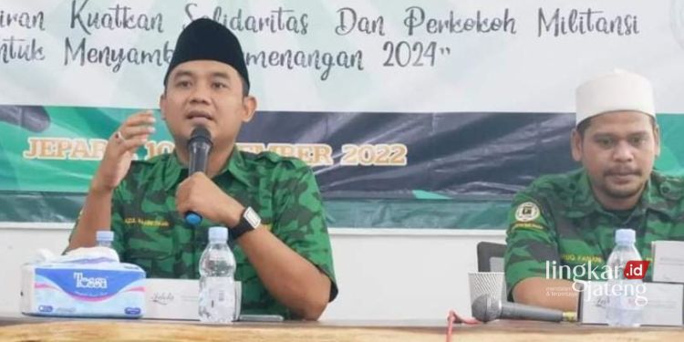 Ketua Gerakan Pemuda Ka'bah (GPK) Jawa Tengah yang juga Ketua DPRD Jepara, Haizul Ma’arif (kiri). (Muslichul Basid/Lingkarjateng.id)