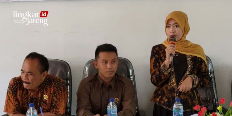 Ketua komisi C DPRD Pati, Siti Maulduah (berdiri) saat menghadiri Musrenbang beberapa waktu lalu. (Arif Febriyanto/Lingkarjateng.id)