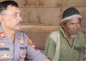 Juru kunci Oro-Oro Kesongo, Blora Saliyo (kanan) saat dimintai keterangan Kapolsek Jati, Iptu Subardi. (Hanafi/Lingkarjateng.id)