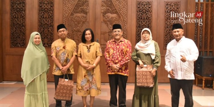 FOTO BERSAMA: Pj Bupati Pati, Henggar Budi Anggoro (paling kanan) usai melepas masa purna tugas Kepala Dinas Kelautan dan Perikanan serta Direktur UPT RSUD RAA Soewondo Pati pada Senin, 17 April 2023. (Official website Pemkab Pati/Lingkarjateng.id)