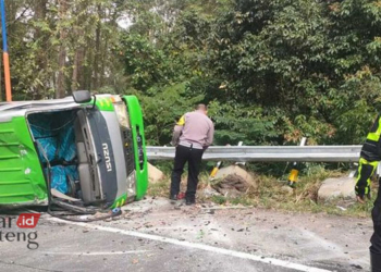 TKP: Minibus yang ditumpangi wisatawan asal Grobogan terguling di jalur Sarangan-Cemoro Sewu, Kabupaten Magetan, Jawa Timur pada Rabu, 26 April 2023. (Dok. Polres Magetan/Lingkarjateng.id)
