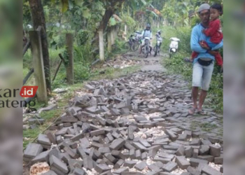RUSAK: Jalan di Dukuh Bladek, Desa Kutukan, Kecamatan Randublatung, Kabupaten Blora tampak kocar kacir usai diterjang banjir. (Hanafi/Lingkarjateng.id)
