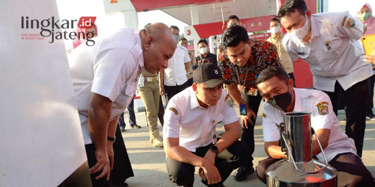 MENINJAU: Bupati Kendal Dico M Ganinduto (bertopi hitam) melaksanakan pengawasan pompa ukur bahan bakar di sejumlah SPBU yang berada di wilayah Kabupaten Kendal, Rabu, 5 April 2023. (Arvian Maulana/Lingkarjateng.id)