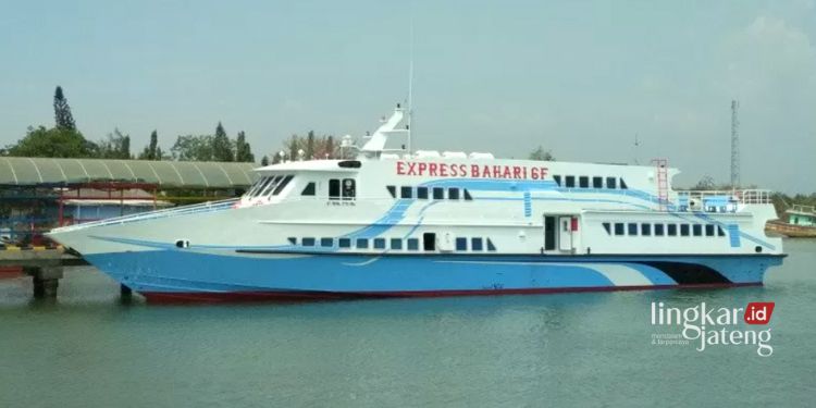 BERSANDAR: Kapal Motor Cepat Express Bahari 6F di Pelabuhan Kartini, Jepara (Istimewa/Lingkarjateng.id)