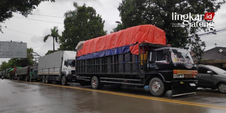 Pengecoran Jalan Batangan Akibatkan Macet di Jalur Pantura Pati-Rembang 25 ILUSTRASI MACET: Kondisi macet di Jalur Pantura Pati-Rembang tepatnya di depan pom bensin Tireman, Rembang beberapa waktu lalu. (R.Teguh Wibowo/Lingkarjateng.id)