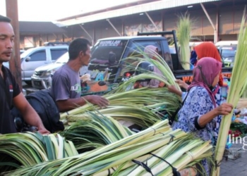 MENJUAL: Pedagang janur mulai bermunculan jelang lebaran 2023 di pasar-pasar tradisional Kabupaten Blora. (Official Website Pemkab Blora/Lingkarjateng.id)