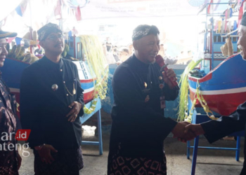 BERSINERGI: Pj Bupati Pati saat membuka acara sedekah laut di Desa Bajomulyo, Kecamatan Juwana, Kabupaten Pati pada Minggu, 30 April 2023. (Istimewa/Lingkarjateng.id)