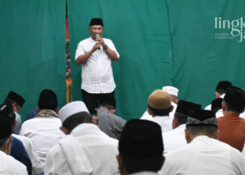 SAMBUTAN: Pj Bupati Pati Henggar Budi Anggoro saat menghadiri tarawih dan silaturahmi bersama (Tarhima) di Kantor DPRD Kabupaten Pati pada Rabu, 5 April 2023 malam. (Istimewa/Lingkarjateng.id)
