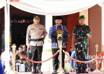 SEREMONI: Pj Bupati Pati, Henggar Budi Anggoro (tengah) memimpin apel gelar pasukan dalam rangka operasi Ketupat Candi 2023 Polresta Pati pada Senin, 17 April 2023. (Istimewa/Lingkarjateng.id)