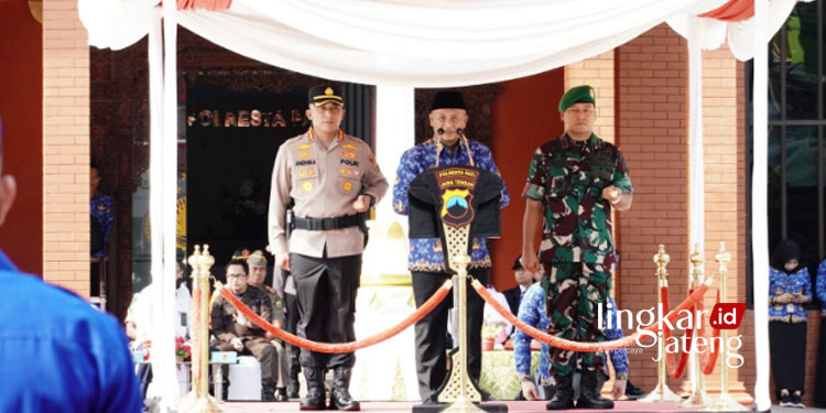 SEREMONI: Pj Bupati Pati, Henggar Budi Anggoro (tengah) memimpin apel gelar pasukan dalam rangka operasi Ketupat Candi 2023 Polresta Pati pada Senin, 17 April 2023. (Istimewa/Lingkarjateng.id)