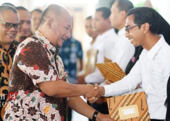 SIMBOLIS: Pj Bupati Pati, Henggar Budi Anggoro menyerahkan SK PPPK Nakes formasi tahun 2022 kepada salah satu perwakilan pegawai pada Jumat, 28 April 2023. (Istimewa/Lingkarjateng.id)