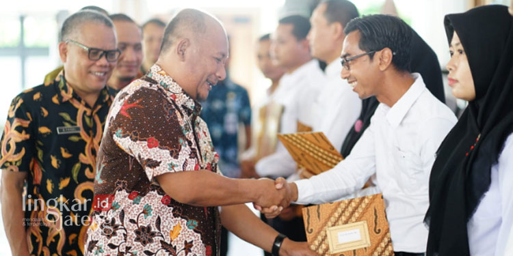 SIMBOLIS: Pj Bupati Pati, Henggar Budi Anggoro menyerahkan SK PPPK Nakes formasi tahun 2022 kepada salah satu perwakilan pegawai pada Jumat, 28 April 2023. (Istimewa/Lingkarjateng.id)