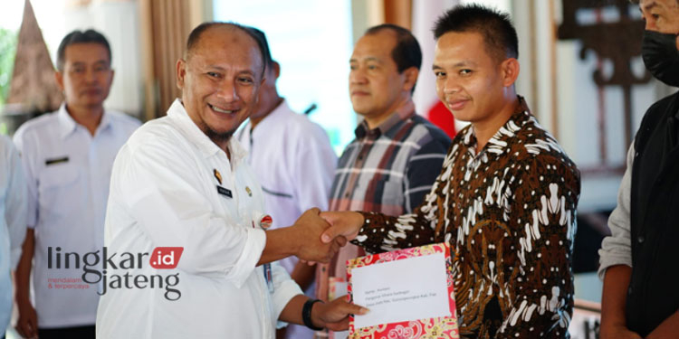 Pj Bupati Pati Serahkan Rp 5,25 M BKK Desa untuk Pengurus Tempat Ibadah 25 SIMBOLIS: Pj Bupati Pati, Henggar Budi Anggoro, menyerahkan bantuan keuangan khusus desa untuk pengurus tempat ibadah pada Rabu, 12 April 2023. (Istimewa/Lingkarjateng.id)