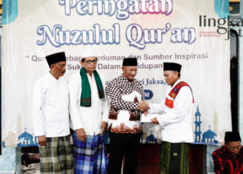 SIMBOLIS: Pj Bupati Pati, Henggar Budi Anggoro (kedua dari kanan) menyerahkan bantuan pembangunan Masjid Baiturrahman Dukuh Tapen, Desa Tawangharjo, Kecamatan Wedarijaksa pada Selasa, 11 April 2023 malam. (Istimewa/Lingkarjateng.id)