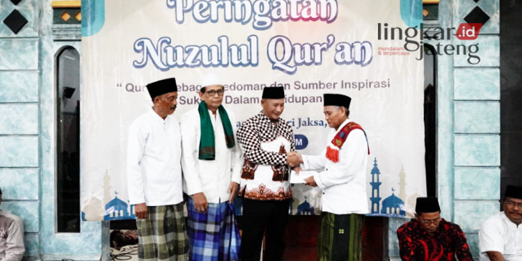 SIMBOLIS: Pj Bupati Pati, Henggar Budi Anggoro (kedua dari kanan) menyerahkan bantuan pembangunan Masjid Baiturrahman Dukuh Tapen, Desa Tawangharjo, Kecamatan Wedarijaksa pada Selasa, 11 April 2023 malam. (Istimewa/Lingkarjateng.id)