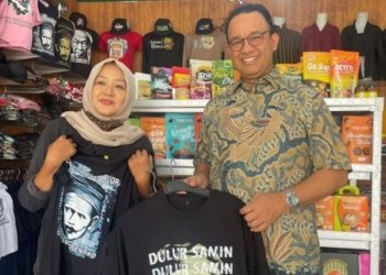 DOLAN BLORA: Anies Baswedan saat membeli kaos khas Kabupaten Blora, Samin Surosentiko di pusat oleh-oleh Kabupaten Blora.