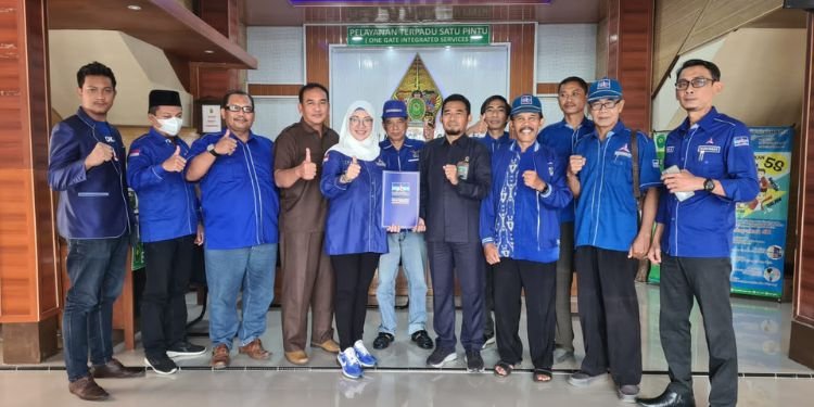 Ketua Dewan Pimpinan Cabang (DPC) Partai Demokrat Kabupaten Blora Tety Indarti bersama anggota fraksi, pengurus dan  bagian hukum dari Partai Demokrat mendatangi Kantor Pengadilan Negeri (PN) Kabupaten Blora, Selasa (4/4).