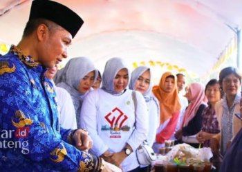 MONITORING: Bupati Kudus M. Hartopo saat memberikan arahan untuk para pedagang dalam rangka menstabilkan harga pangan di pasaran. (Nisa Hafizhotus. S/Lingkarjateng.id)