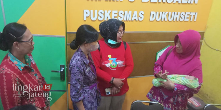 PEDULI: Ketua PKK Kecamatan Dukuhseti, Irma Agus Sunarko (kanan/menggendong bayi), meninjau kondisi bayi baru lahir yang dibuang di Dukuh Krajan, Desa Tegalombo, Kecamatan Dukuhseti pada Jumat, 14 April 2023. (Istimewa/Lingkarjateng.id)