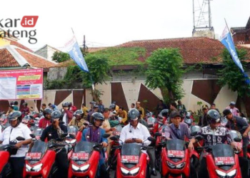 Telan Anggaran 5,7 M, 184 Kades di Jepara Terima Motor Dinas NMax 26 BAHAGIA: Sebanyak 184 kepala desa se-Kabupaten Jepara tampak sumringah menjajal motor dinas NMax. (Tomi Budianto/Lingkarjateng.id)