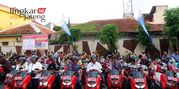 BAHAGIA: Sebanyak 184 kepala desa se-Kabupaten Jepara tampak sumringah menjajal motor dinas NMax. (Tomi Budianto/Lingkarjateng.id)