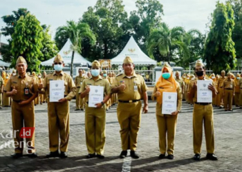 SIMBOLIS: Wakil Bupati Kendal, Windu Suko Basuki (ketiga dari kanan) foto bersama dengan ASN yang menerima penghargaan kenaikan pangkat di halaman Gedung A, Senin, 3 April 2023. (Arvian Maulana/Lingkarjateng.id)