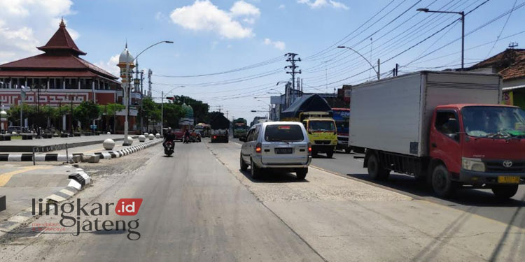 RAMAI LANCAR: Situasi lalu lintas di kawasan Kota Pusaka Lasem, Kabupaten Rembang. (R. Teguh Wibowo/Lingkarjateng.id)