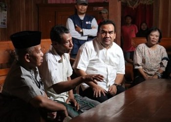 Kunjungi: Bupati Blora Arief Rohman saat mengunjungi rumah warga di sekitra Oro-Oro Kesonggo belum lama ini.