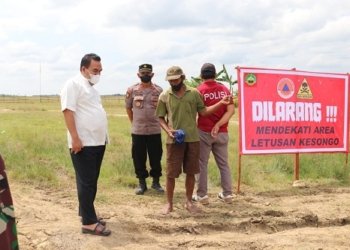 cek lokasi: BUpati Arief Rohman saat meninjau Oro-oro Kesongo Sabtu (15/04/2023).