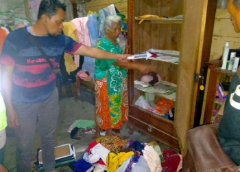 Ditinggal Salat Tarawih, Rumah Warga Jiken Blora Disatroni Maling 26 ACAK-ACAKAN: Petugas kepolisian saat menunjukkan almari yang sudah diacak-acak maling.
