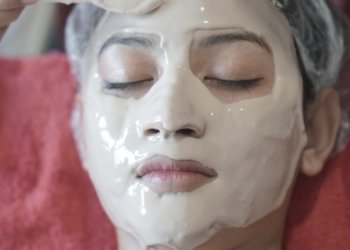 Cantik menawan: Salah satu wanita saat  melakukan perawatan kecantikan belum lama ini.