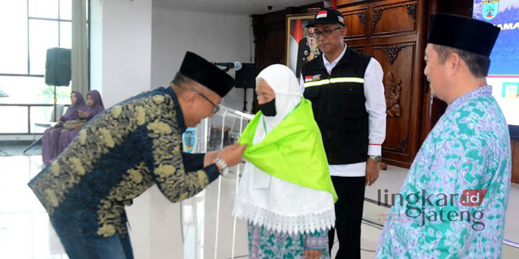 SIMBOLIS: Pj Wali Kota Salatiga, Sinoeng N. Rachmadi saat menerima pamitan calon haji pada Selasa, 23 Mei 2023. (Istimewa/Lingkarjateng.id)
