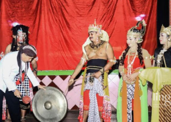 PENTAS SENI: Sekretaris Daerah (Sekda) Kabupaten Jepara Edy Sujatmiko saat menabuh gong yang menjadi penanda dimulainya pagelaran Wayang Orang setelah vakum selama 22 tahun. (Tomi Budianto/Lingkarjateng.id)