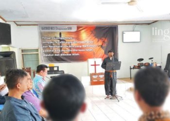 SAMBUTAN: Sekretaris Wihara Shima 2.500 Buddha, Jayanti Santiphalo Wahyudi memberikan sambutan pada acara press conference penyambutan biksu thudong dari Thailand yang akan singgah Kota Semarang. (Rizky Syahrul Al-Fath/Lingkarjateng.id)