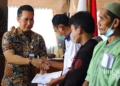 SIMBOLIS: Bupati Kudus HM Hartopo menyerahkan santunan kematian kepada para ahli waris di Pendopo Kabupaten Kudus. (Nisa Hafizhotus Syarifa/Lingkarjateng.id)