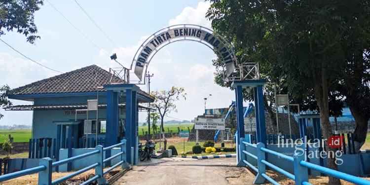 POTRET: Kantor PDAM Tirta Bening Kabupaten Pati yang berada di Jalan Raya Pati-Juwana Km.4 Pati. (Khairul Mishbah/Lingkarjateng.id)