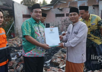 SIMBOLIS: Bupati Blora, Arief Rohman (pakai batik hijau) menyerahkan bantuan kepada perwakilan Ponpes Fatimah Az-Zahra pada Minggu, 21 Mei 2023. (Dok. Humas Pemkab Blora/Lingkarjateng.id)