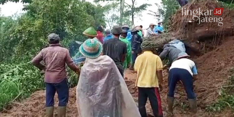 BENCANA ALAM: Tanah longsor terjadi di Dusun Banyudono, Desa Gadong, Kecamatan Banyubiru, Kabupaten Semarang. (Hesty Imaniar/ Lingkarjateng.id)