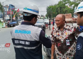 MENINJAU: Pj Bupati Pati, Henggar Budi Anggoro, meninjau proses uji beban jembatan Juwana pada Jumat, 5 Mei 2023. (Arif Febriyanto/Lingkarjateng.id)