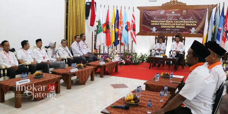 TERTIB: KPU Jepara saat menerima pengajuan bakal calon DPRD dari DPD PKS Jepara di Aula KPU Jepara pada Senin, 8 Mei 2023. (Tomi Budianto/Lingkarjateng.id)