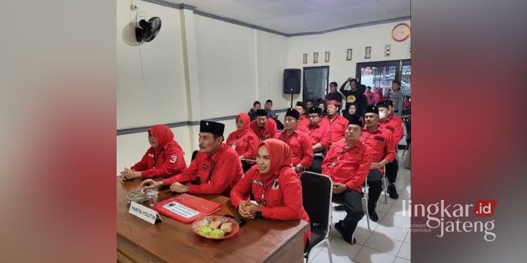 PENYERAHAN BERKAS: Rombongan PDIP Blora mendaftarkan bacaleg ke KPU Blora, pada Kamis, 11 Mei 2023. (Hanafi/Lingkarjateng.id)