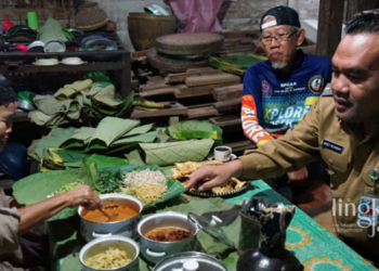 KULINER: Bupati Blora, Arief Rohman, menjajal kuliner sego pecel Pawon Mbah Minah. (Dok. Website Pemkab Blora/Lingkarjateng.id)