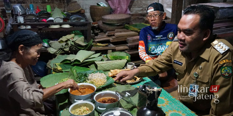 KULINER: Bupati Blora, Arief Rohman, menjajal kuliner sego pecel Pawon Mbah Minah. (Dok. Website Pemkab Blora/Lingkarjateng.id)